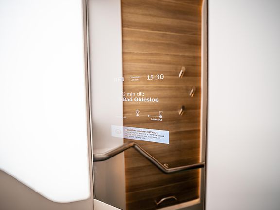 Spiegel mit integriertem Display
