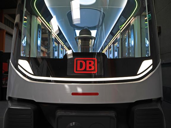 22"-Front-Display mit DB Logo im Weitwinkel