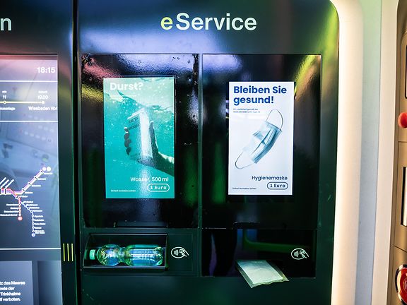 Getränke und Maskenautomat in der Fahrzeugwand