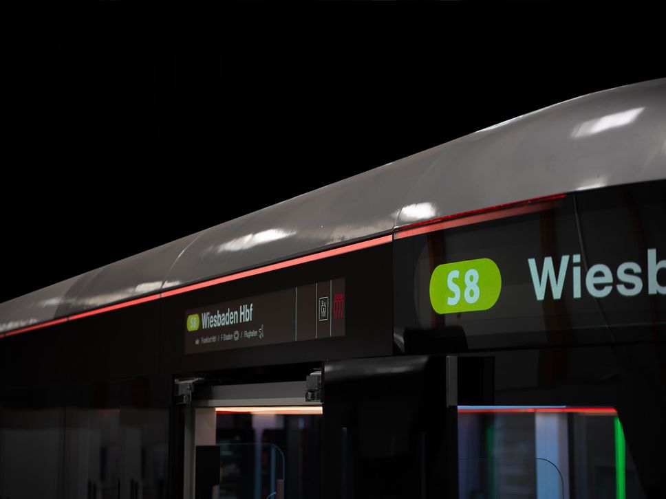 Zug mit umlaufenden LED-Linienband